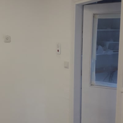 שקע חשמל ומתג על קיר לבן