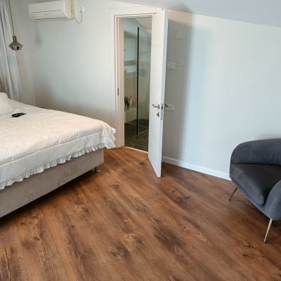 רצפת פרקט עץ חום בחדר שינה מודרני