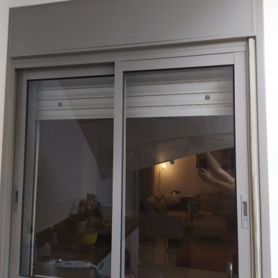 תריסים אפורים סגורים בחלון זכוכית כפול