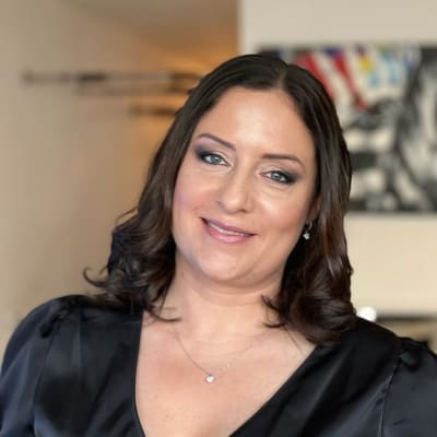 אישה עם איפור עיניים ושיער גלי חום כהה