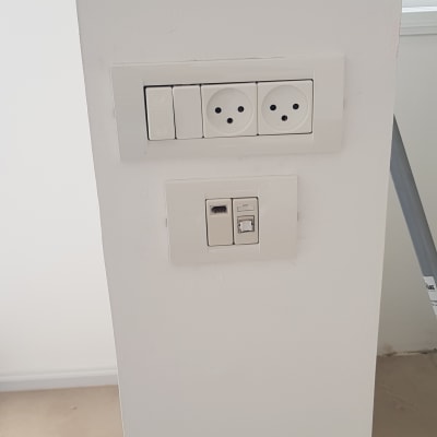 שקעי חשמל ותקשורת על קיר לבן