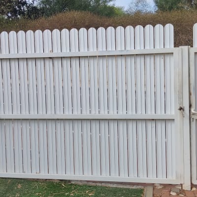 שער חשמלי לבן עם מנוע בצד שמאל