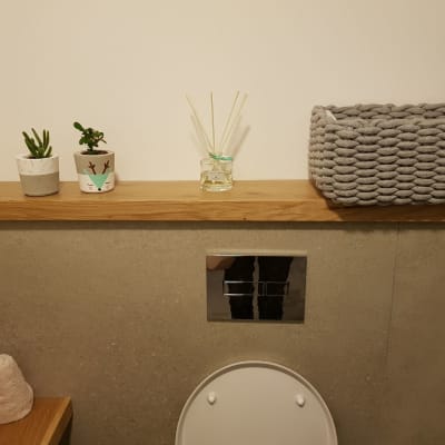 מדף עץ עם עציצים וסל קלוע