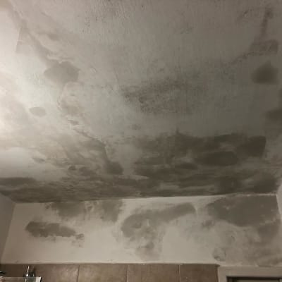 תקרה עם כתמי צבע כהים ותיקוני טיח