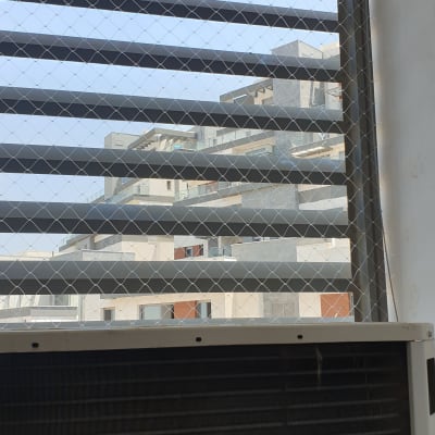 רשת מתכת למניעת כניסת יונים במרפסת