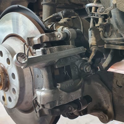 בלם דיסק עם מפתח ברגים על קליפר