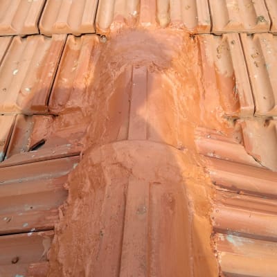 רעפים חומים עם תיקון בטיט על הגג