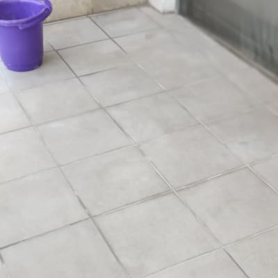 דלי סגול על רצפת אריחים אפורה