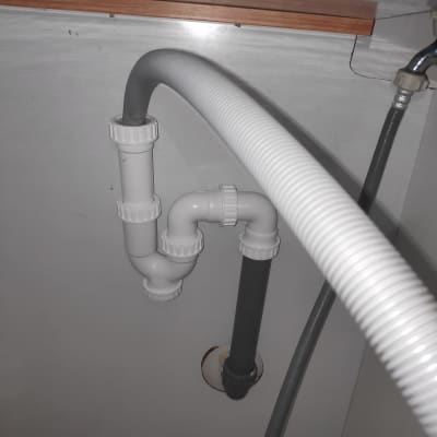 צינורות פלסטיק מתחת לכיור עם חיבורים