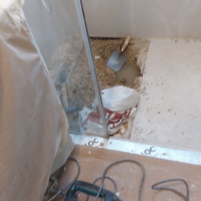 כלי עבודה, חפירה, שק מלט, רצפה שבורה