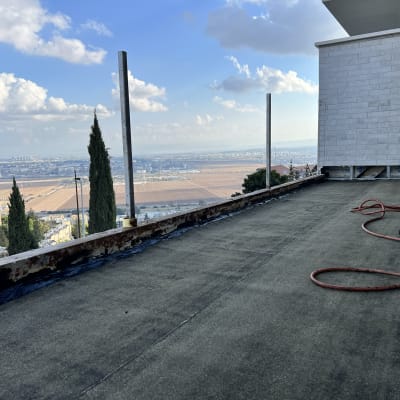 גג עם יריעות איטום וצינורות עבודה