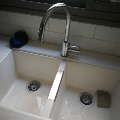 כיור כפול עם ברז נירוסטה ומסננים