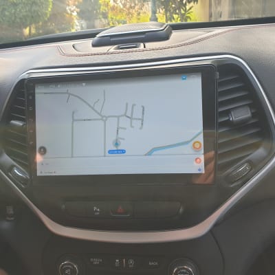 מסך ניווט ברכב עם מפה פתוחה