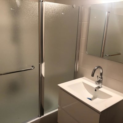 זכוכית חלבית למקלחון