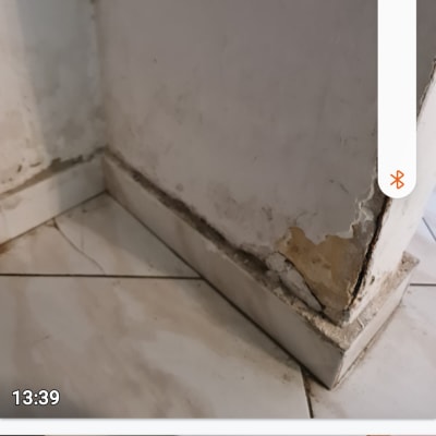 קיר עם קילופי צבע ופינות מתקלפות