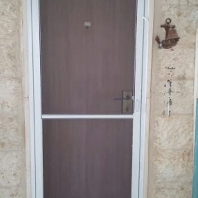 דלת אלומיניום עם מסגרת לבנה וזכוכית