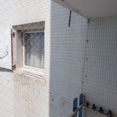 רשת למניעת כניסת יונים על קיר חיצוני