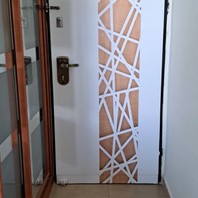 דלת עם ציפוי דקורטיבי גיאומטרי לבן וחום