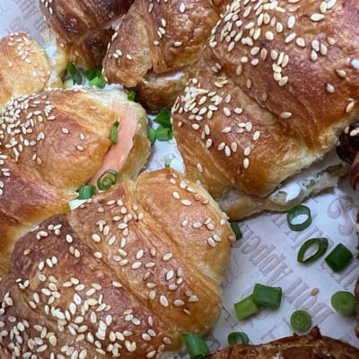 קרואסונים עם שומשום ומילוי סלמון ובצל ירוק