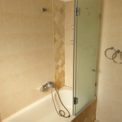 אמבטיה עם דלת זכוכית וברז מקלחת