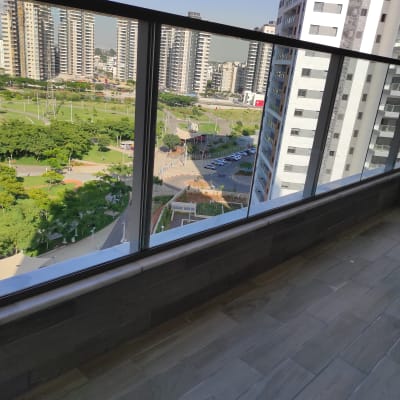 מרפסת עם רצפה נקייה ומעקה זכוכית