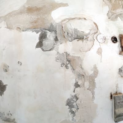 קיר עם קילופי צבע ותיקונים נדרשים