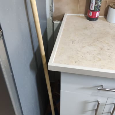 משטח שיש בהיר על ארון מטבח לבן