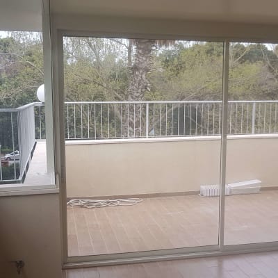 מעקה אלומיניום במרפסת עם חלונות זכוכית