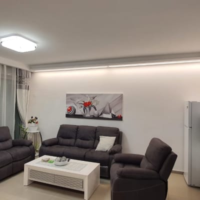 קיר גבס עם תאורה נסתרת בסלון מודרני