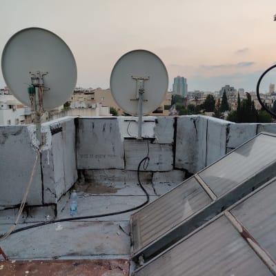 אנטנות לוויין על גג עם איטום ביטומני