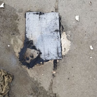 תיקון איטום על גג עם זפת וחומרי איטום