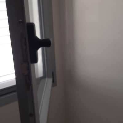 תריסים פתוחים עם ידית חלון שחורה