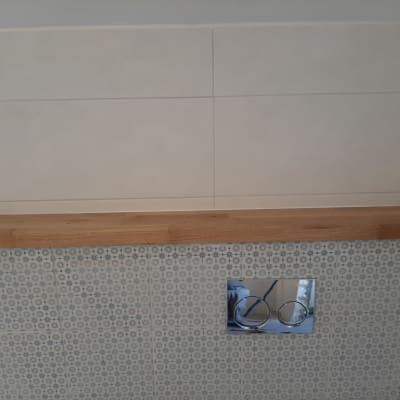 מדף עץ מותקן על קיר אריחים