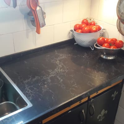 שיש שחור עם דוגמת עורקים לבנים במטבח