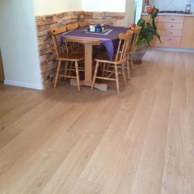 רצפת פרקט עץ בהירה בחדר אוכל