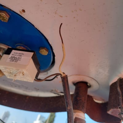 חוטי חשמל חשופים ומחברים על לוח מתכת