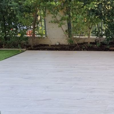 ריצוף חדש בגינה עם דשא סינתטי