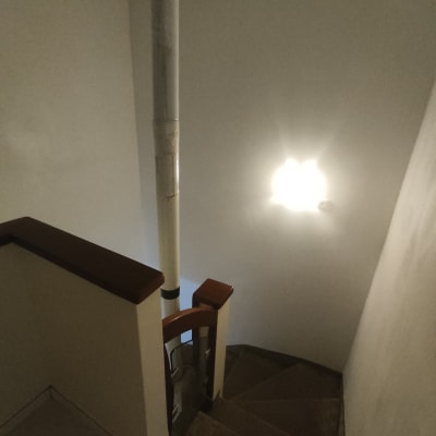 קיר צבוע בלבן עם תאורה עליונה