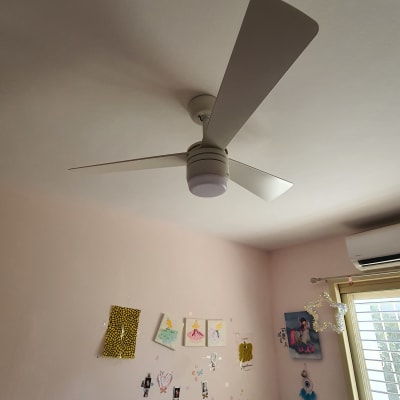 מאוורר תקרה עם שלוש כנפיים בחדר שינה