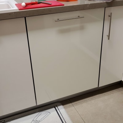 מטבח עם כלים על השיש, קרש חיתוך וסכין