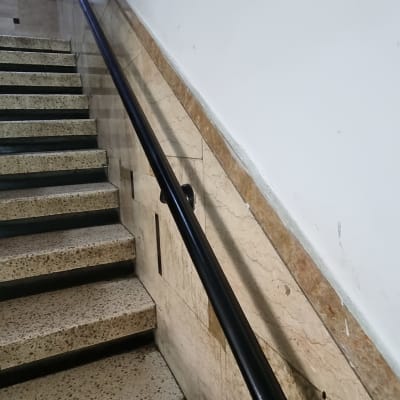 מעקה שחור לאורך גרם מדרגות פנימי