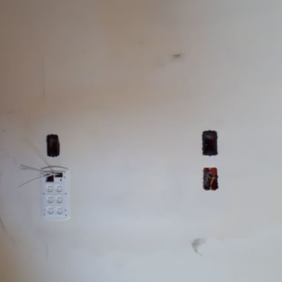 שקעי חשמל פתוחים עם חוטים חשופים בקיר