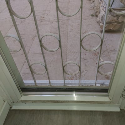 מסגרת אלומיניום של דלת עם מסילה תחתונה