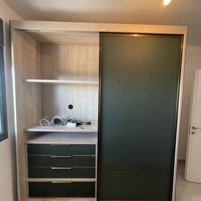 ארון עץ עם מגירות וכבלים חשמליים