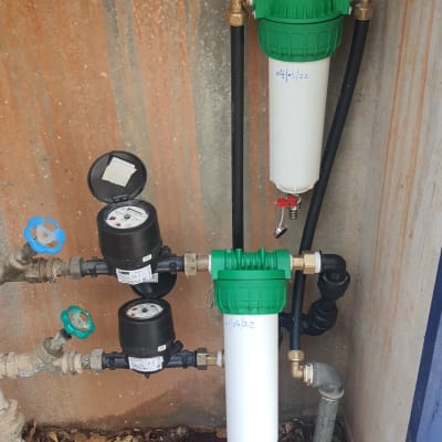 מסנני מים וצינורות עם ברזים ומדי מים