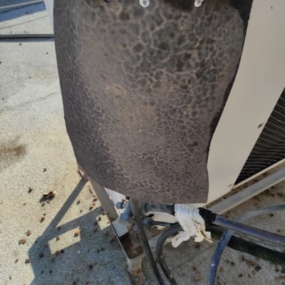 חיבורים חשמליים ומכסה מתכת עם ברגים