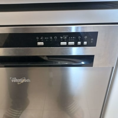 לוח בקרה של מדיח כלים עם כפתורים ותצוגה דיגיטלית