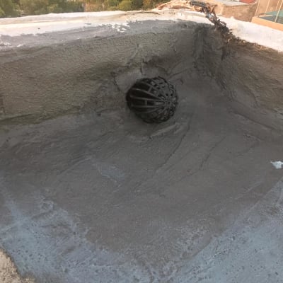 איטום גג עם חומר אפור וניקוז פלסטיק עגול