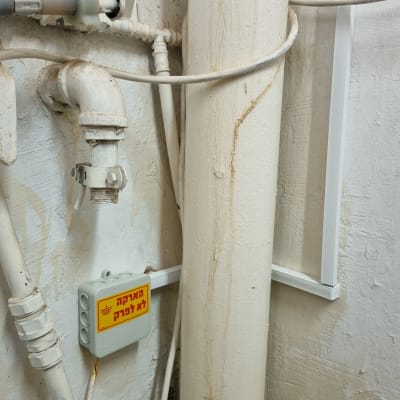 קופסת חיבורים חשמלית עם כיתוב אזהרה בעברית