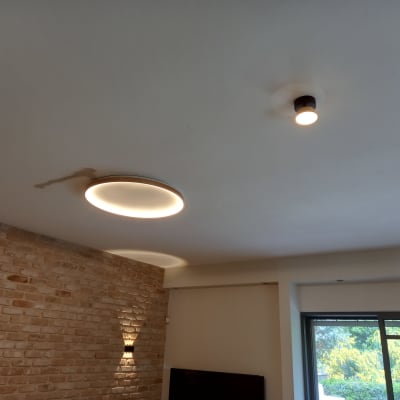 שני גופי תאורה עגולים מותקנים בתקרה